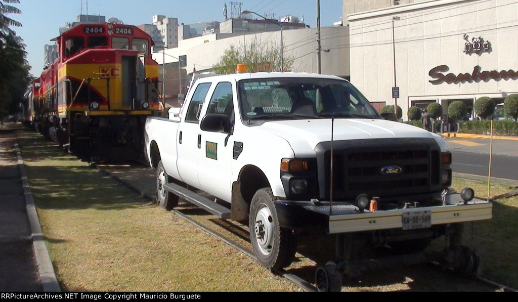 FTVM HR at Polanco with Southern Belle train